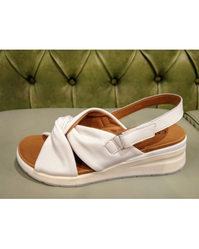 Wedge sandals in white leather