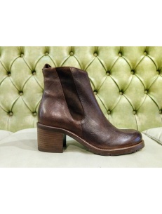 Made in Italy brown boots with heels