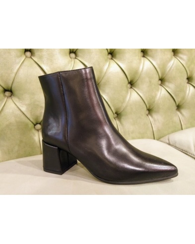 Pointed ankle boots with heel, black leather