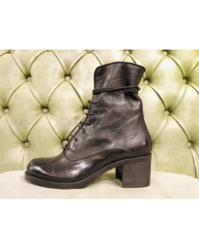 Lace up mid heel boots made in Italy