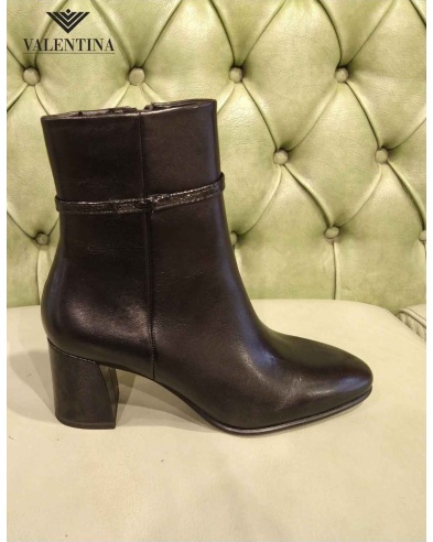 Booties with zipper and high heel